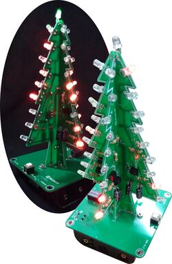 mini kerstboom bestaande uit printplaatjes met leds in de vorm van een kleine kerstboom